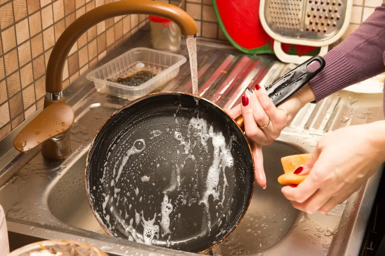 Come pulire le pentole antiaderenti senza graffi